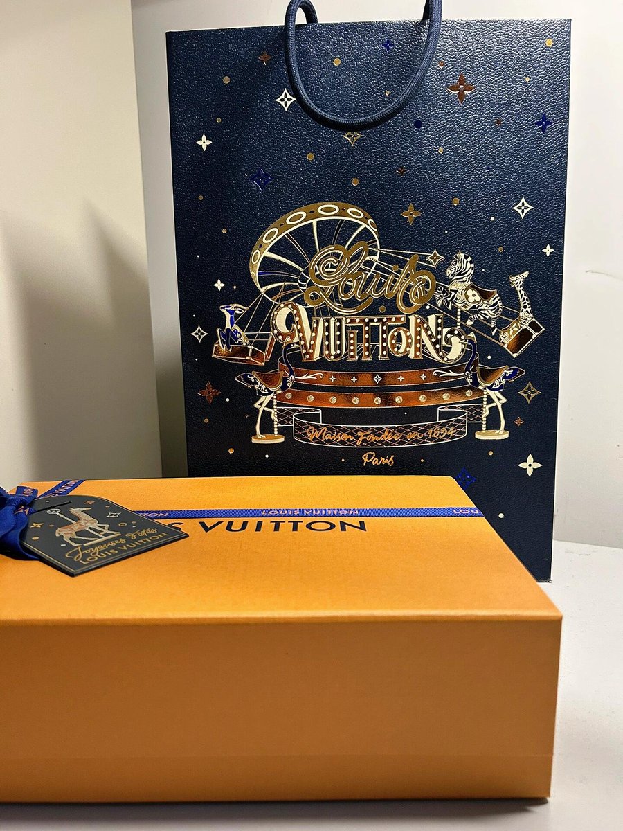 Rose__Isabel's tweet photo. I received a LV Christmas gift box from my mother today. I was very happy. When I opened the gifts around the Christmas tree today, it reminded me of my childhood.
#diving #Boston #weather #goodmood #Christmas #Christmasgift #Wednesday #WednesdayNight #WednesdayMotivation #Wednes https://t.co/0IzFw4WFpT