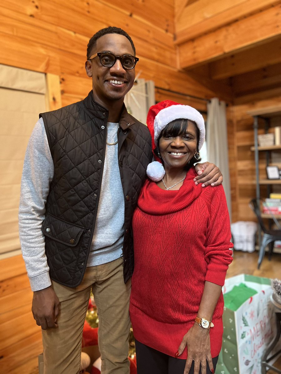 From my family to yours, Merry Christmas and Happy Hanukkah, Cleveland! 🎄🕎 Let’s celebrate the resilience and unity that make our city strong. Wishing you peace, joy, and hope this holiday season. Together, we rise.