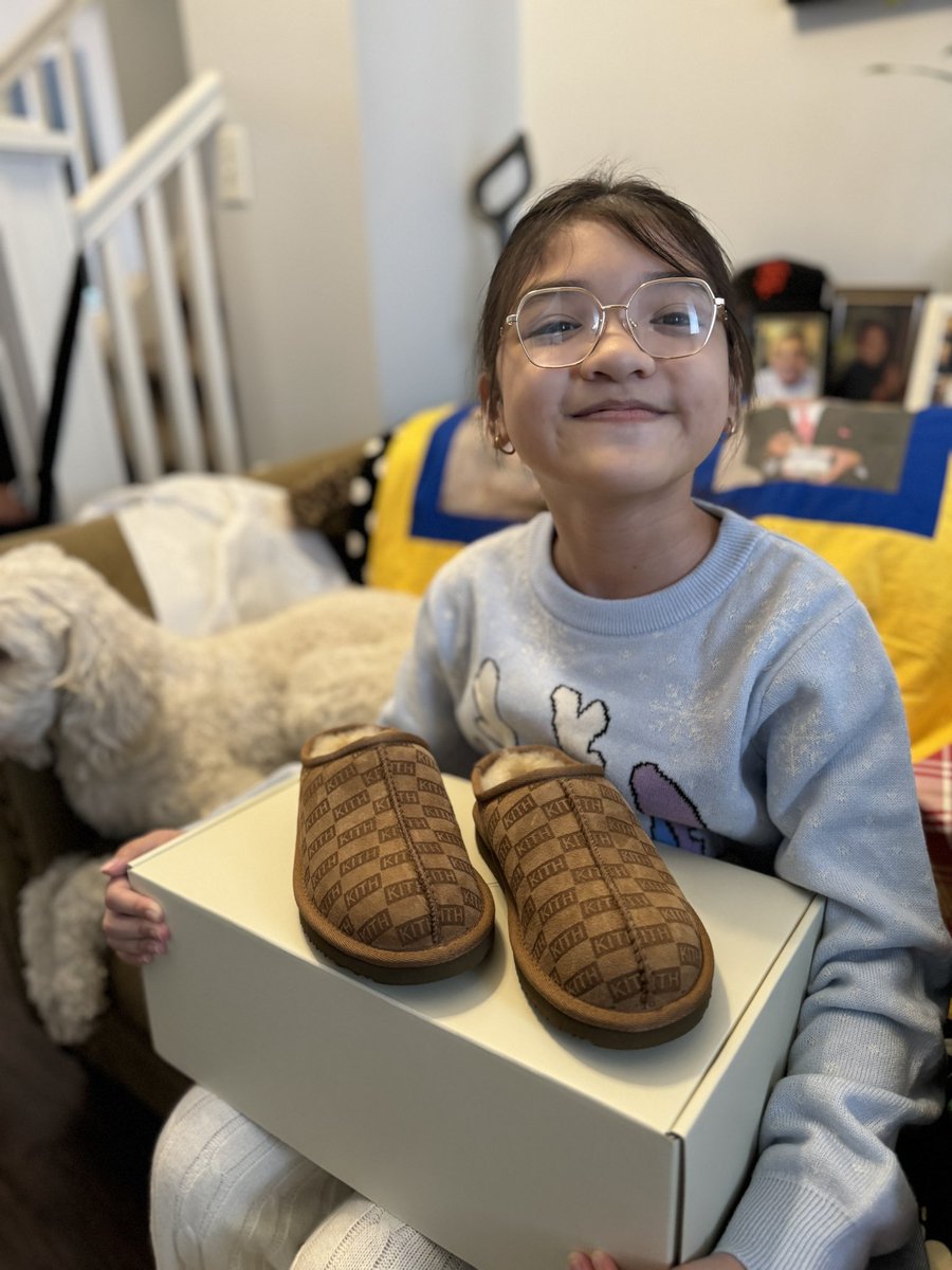 vvrontcs's tweet photo. @La3Life Merry Christmas brotha! Much love from my family to you and your loved ones as well! Had to get a pic of my daughter opening one of her gifts 👀🫶🏼 @KITH @RonnieFieg https://t.co/XPca0Pfyaw