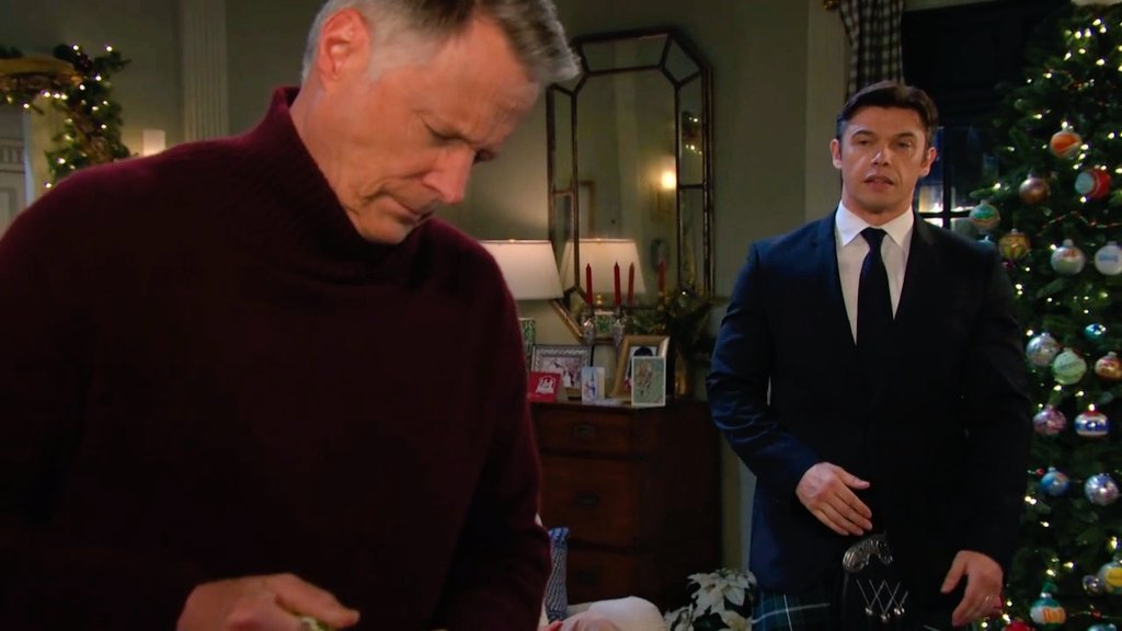 brianne1017's tweet photo. Xander approaches Jack to say he's sorry things didn't work out in Vancouver the way everyone had hoped. Xander asks about the paper &amp; Jack says Chad is doing a fine job with it. #Days @PaulTelfer @matthew_ashford #XackAttack #Xack https://t.co/ZvDkXdEKpK