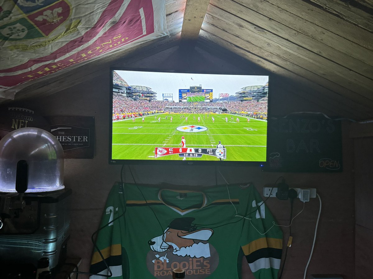 Watching from the Winchester in Wales 🏴󠁧󠁢󠁷󠁬󠁳󠁿 #NFLonNetflix #GOBIRDS