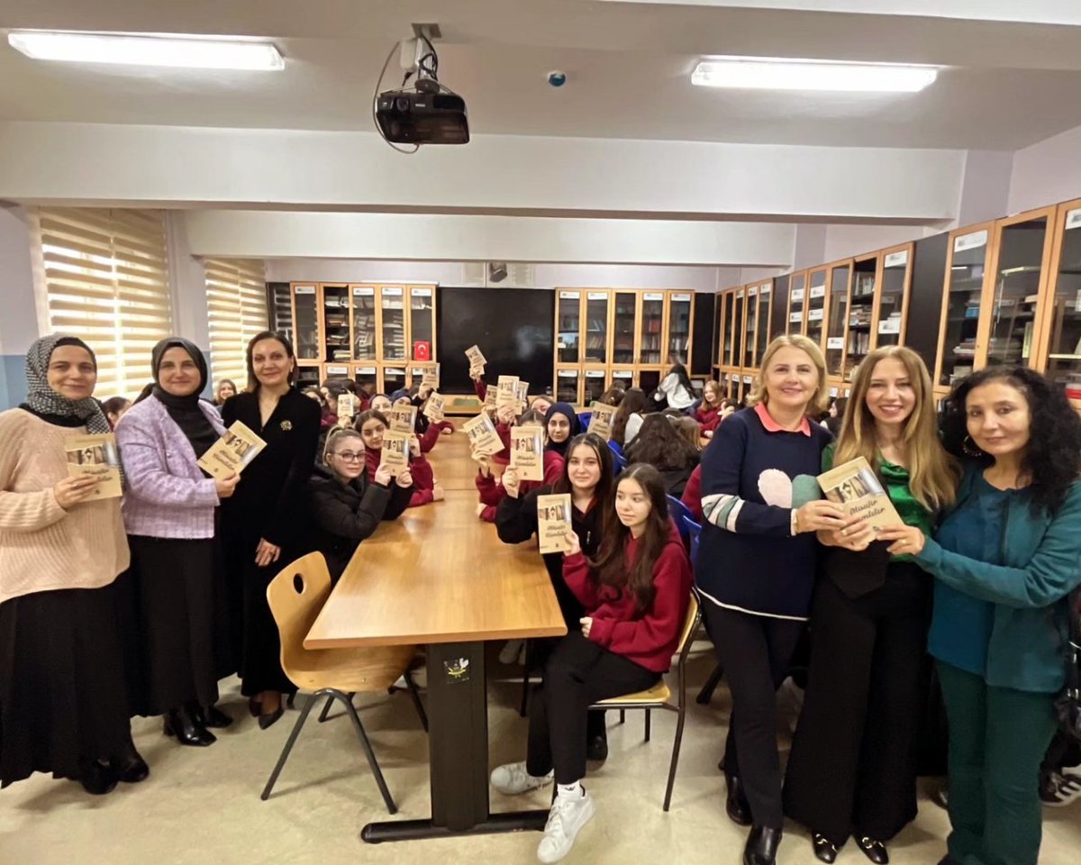 dlkklbk's tweet photo. Bir hikayeye gönül vermek dedikleri bu olsa gerek..
"Misafir Cümleler" ile gençlerle buluştuk bugün.. Yüreğimiz sıcacık..
Okulumuzun Değerli Müdiresi Ülkü Hocama, "Misafir Cümleler"in Sevgili Editörü Arzu Hocama ve değerli öğretmenlerimize zarif davetleri için teşekkürlerimle.. https://t.co/wbQS7bTsrt