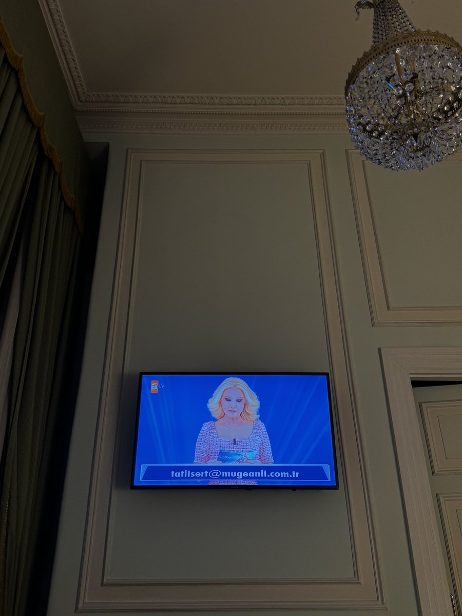 İnsan Roma’da da olsa kopamıyor işte.. #mügeanlı