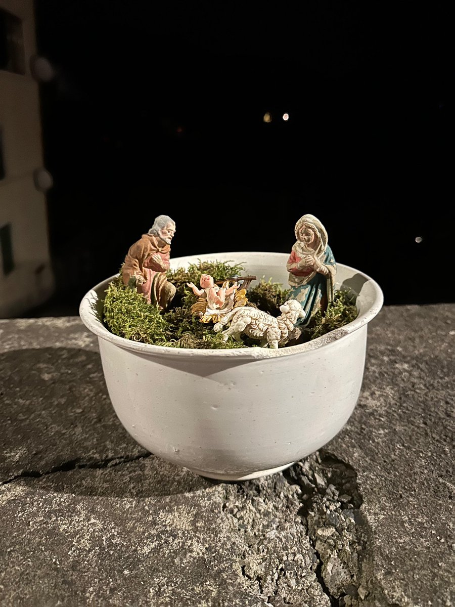 FraBaraghini's tweet photo. Presepi in luoghi strani: caffettiere, macchine da scrivere, zuppiere, vetrine abbandonate e… non solo. Buon Natale ♥️ #Voltaggio https://t.co/S2yJLnYrPZ