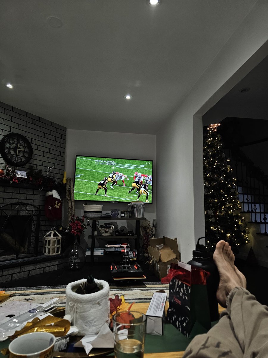 Damiannooo's tweet photo. #NFLonNetflix shout out from Uganda! 🇺🇬 @ScottHanson @drewbrees https://t.co/iSAtALCeDk