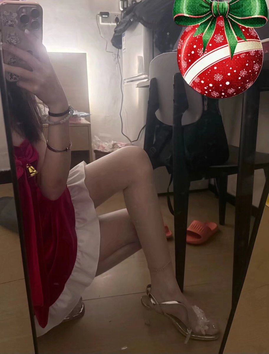 圣诞快乐 祝母狗们全家被我踩死 #女s女m #女女 #女大学生 #恋足 #舔脚 #Les