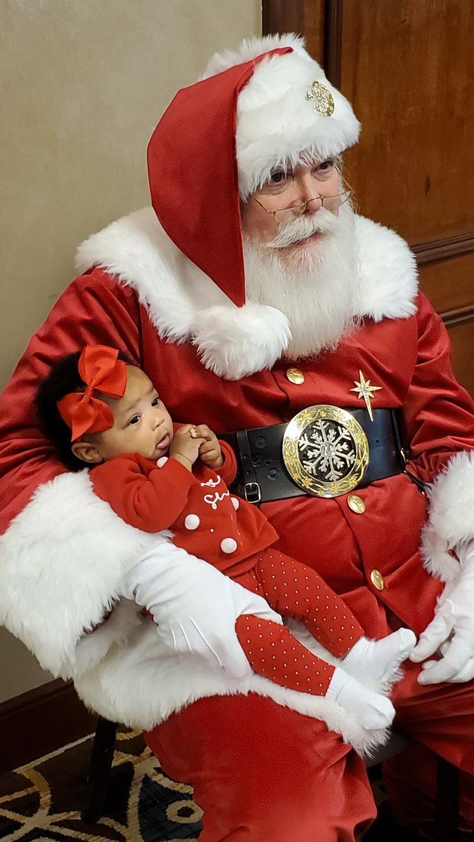 AZOLibertyBowl's tweet photo. Santa made a stop at @PeabodyMemphis to visit with @RazorbackFB boys and girls! They even made him cookies.🍪 https://t.co/FJBdUMvfkF
