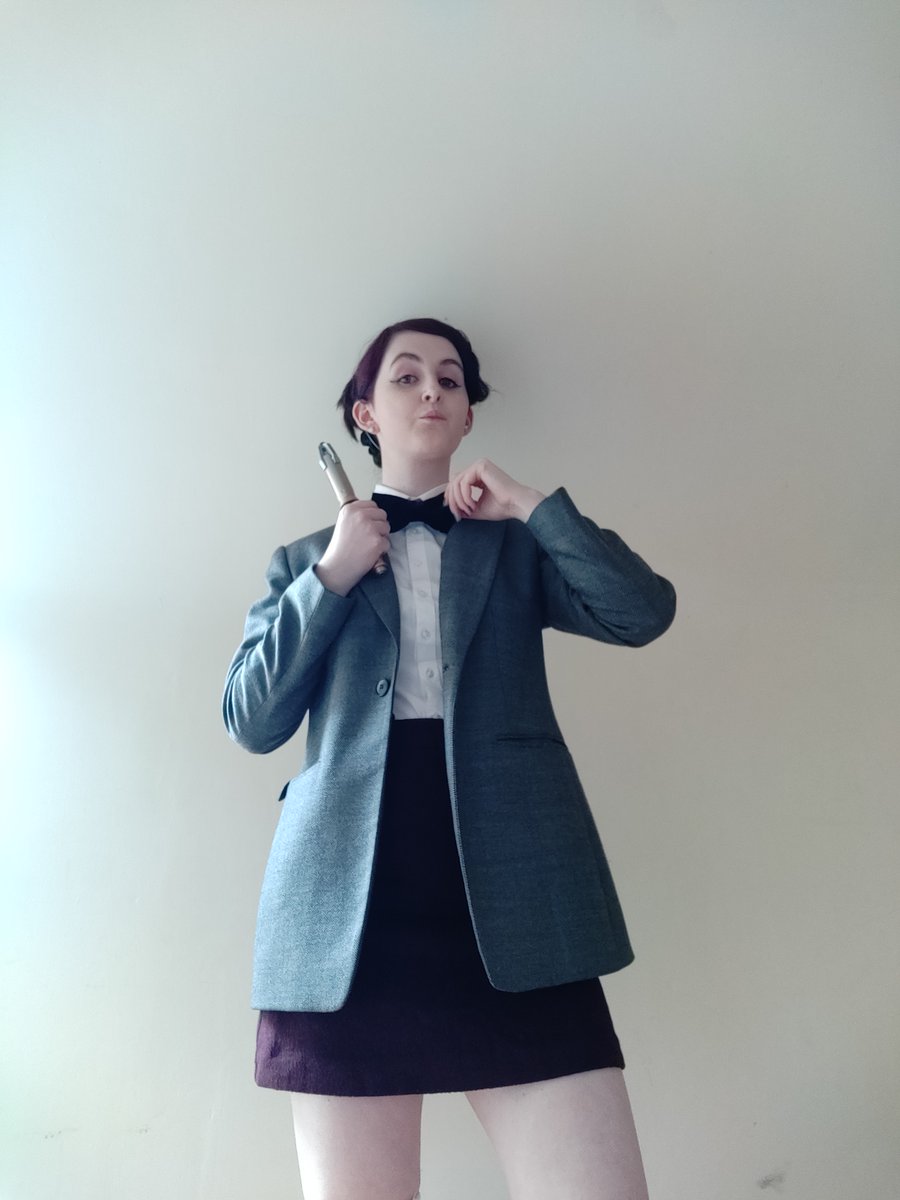 Lowlowcheese's tweet photo. This is a huge throwback but since there's a doctor who Christmas special today it felt relevant. Here's my female version of the 12th doctor (back when there wasn't an official female doctor) #irishcosplayer #cosplay #irishcosplay #cosplayer #doctorwho #12thdoctor #irish https://t.co/ADbKy3k5TW