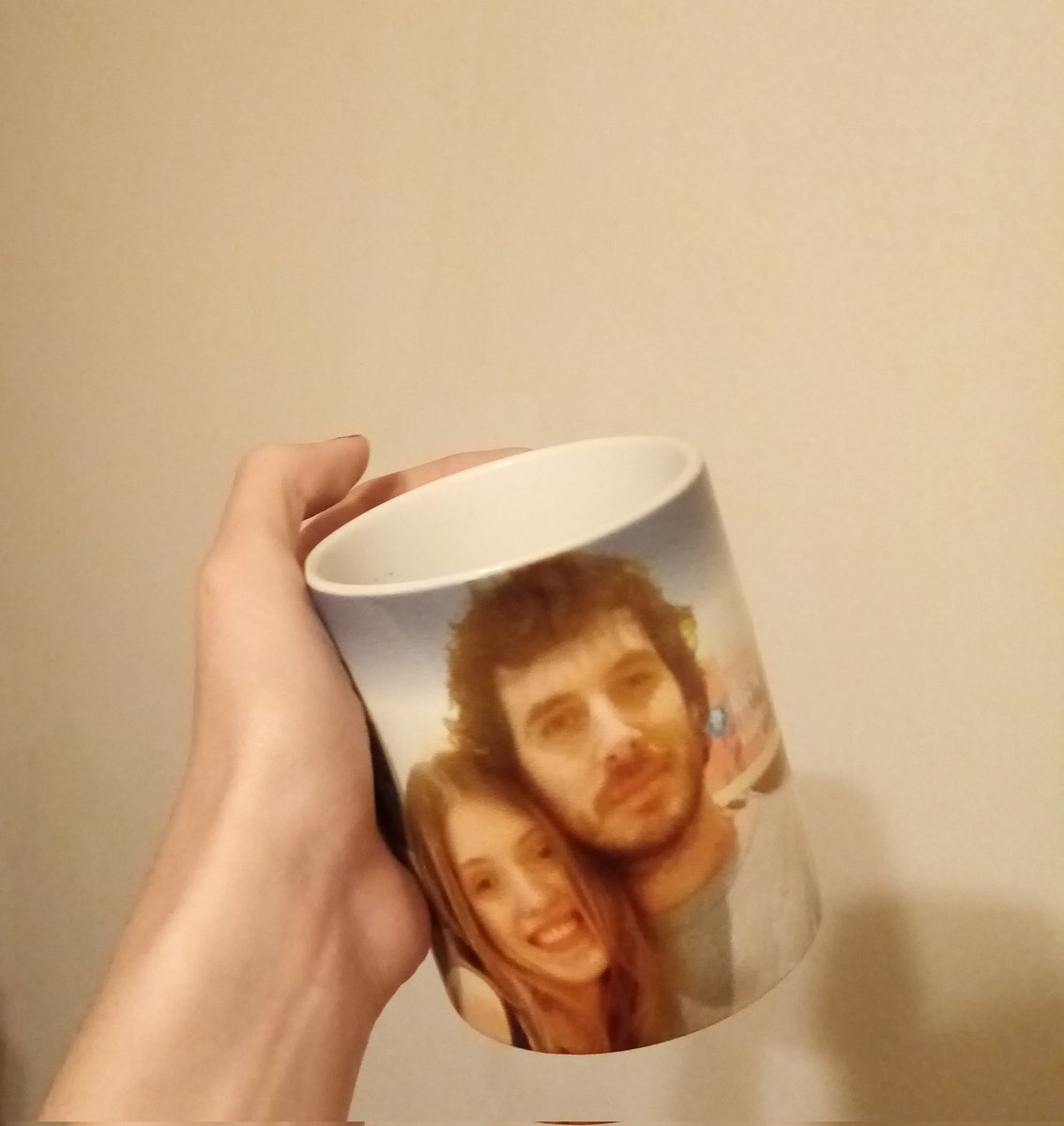 q4valespo_smile's tweet image. auguri di buon natale a tuttiii🎄e a @pierspollon, il duca di padova aka capo della xuitter gheng beng!
aprendo i regali ne ho trovato uno inaspettato ma bellissimo, la mia nuova tazza prefe✨💛
#docnelletuemani #pierpaolospollon #Spollonverso #spollondì