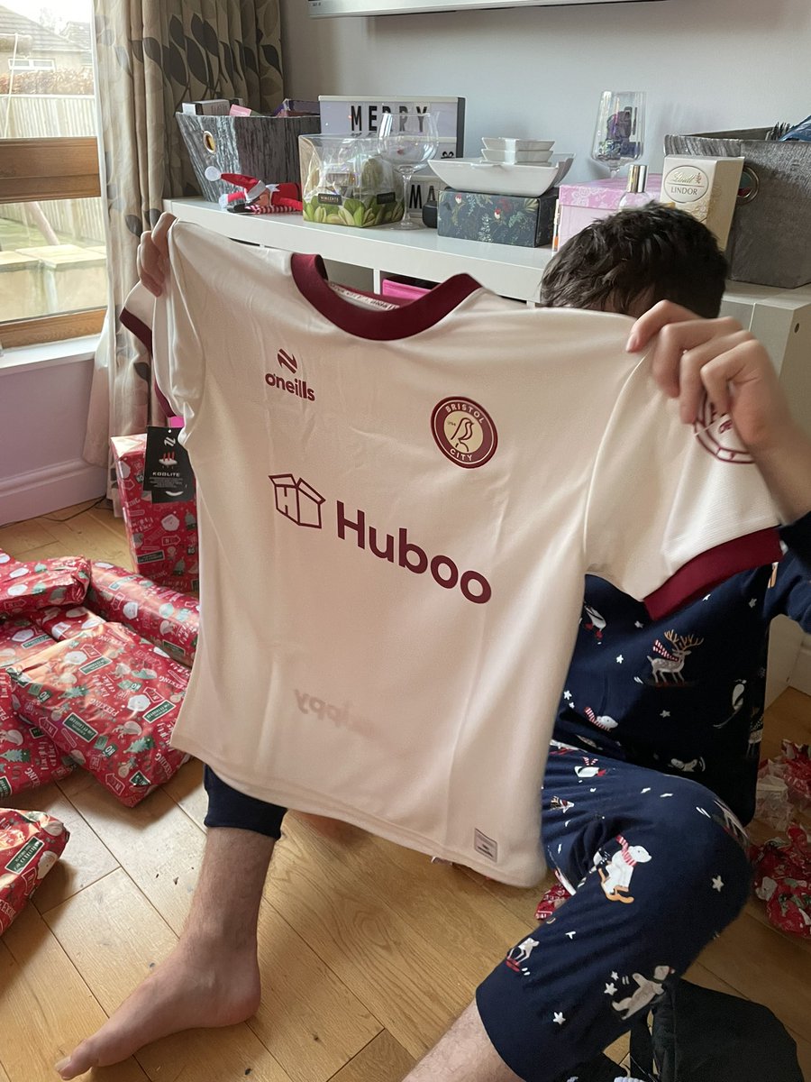 SimonParsons38's tweet photo. @BristolCity A rare City shirt in Edinburgh. https://t.co/qEnSJ7ZqcB