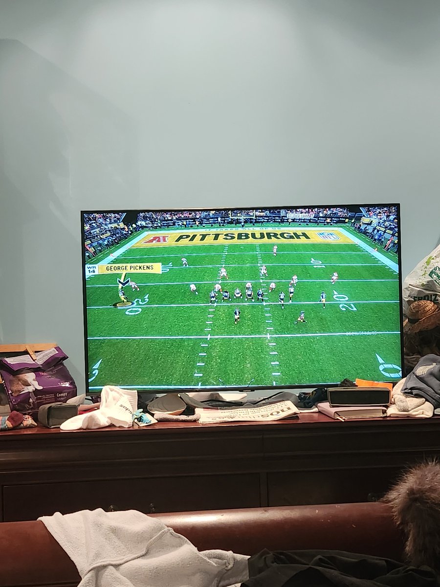 AleAlcalde15's tweet photo. Watching the Christmas game all the way from spain @NetflixES @netflix #nfl @NFL @drewbrees @scottha https://t.co/BOyXRs6C7H