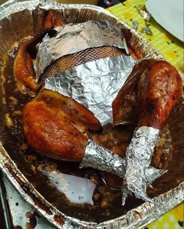 La mesa x Noche Buena quedo super elegante.
Gracias a los productos de <a href="/capi_pani/">CapiPañi 🪵💚</a> ricas tazitas 🔥💯🍵
Van a corde con el pavo sexy 😎