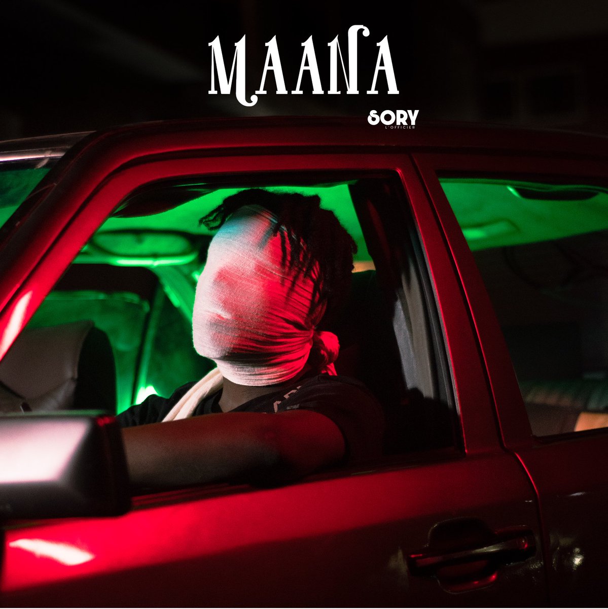 “Voici enfin le visuel de la couverture de ma MIXTAPE 💿! 🌟
C’est avec une immense joie que je vous présente cette œuvre qui incarne parfaitement l’essence de ce projet. Chaque image, chaque couleur, chaque détail a été choisi pour refléter l’énergie Restez à l’écoute,