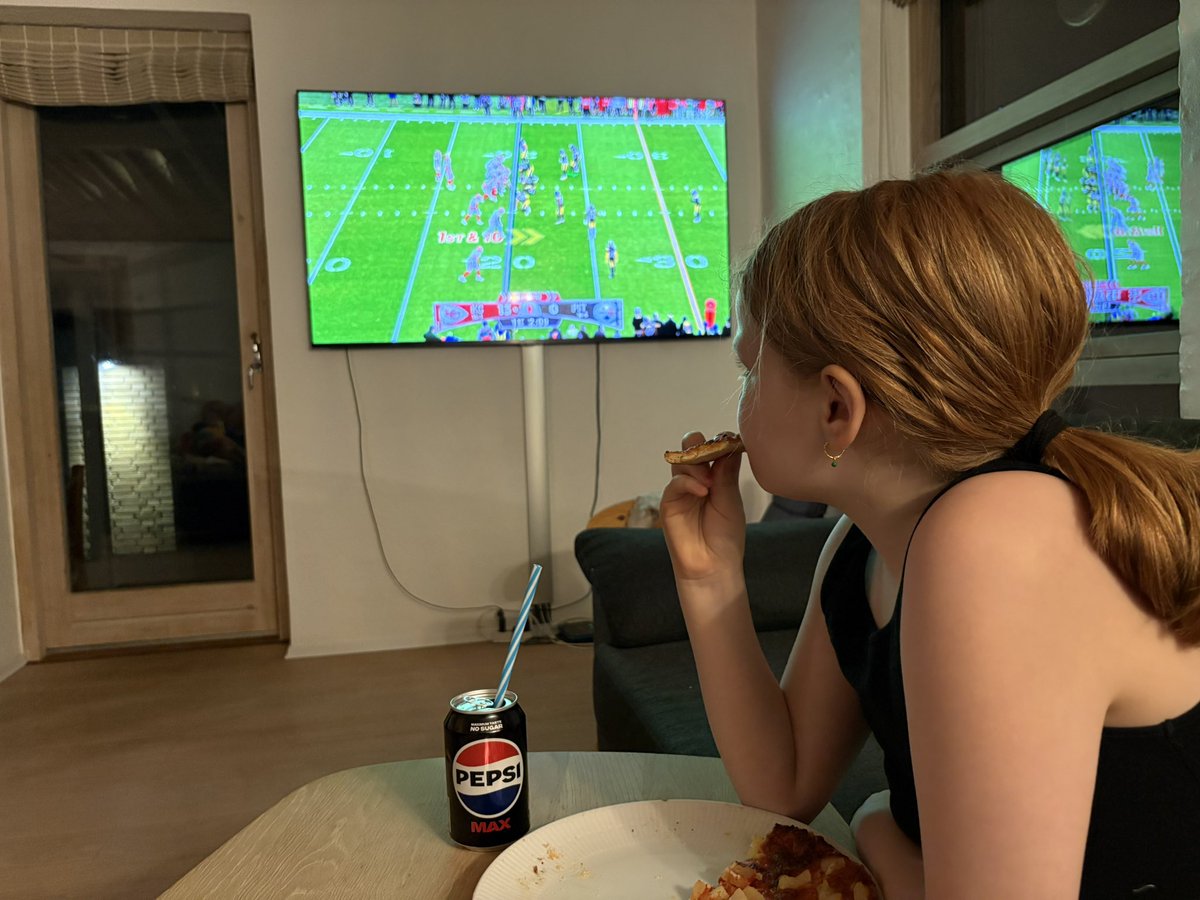 beostarter's tweet image. Very merry Christmas 🎄🎁 go Steelers #NFLonNetflix #NFL #Christmas2024 #PineapplePizza - Watching from Ikast, in Denmark