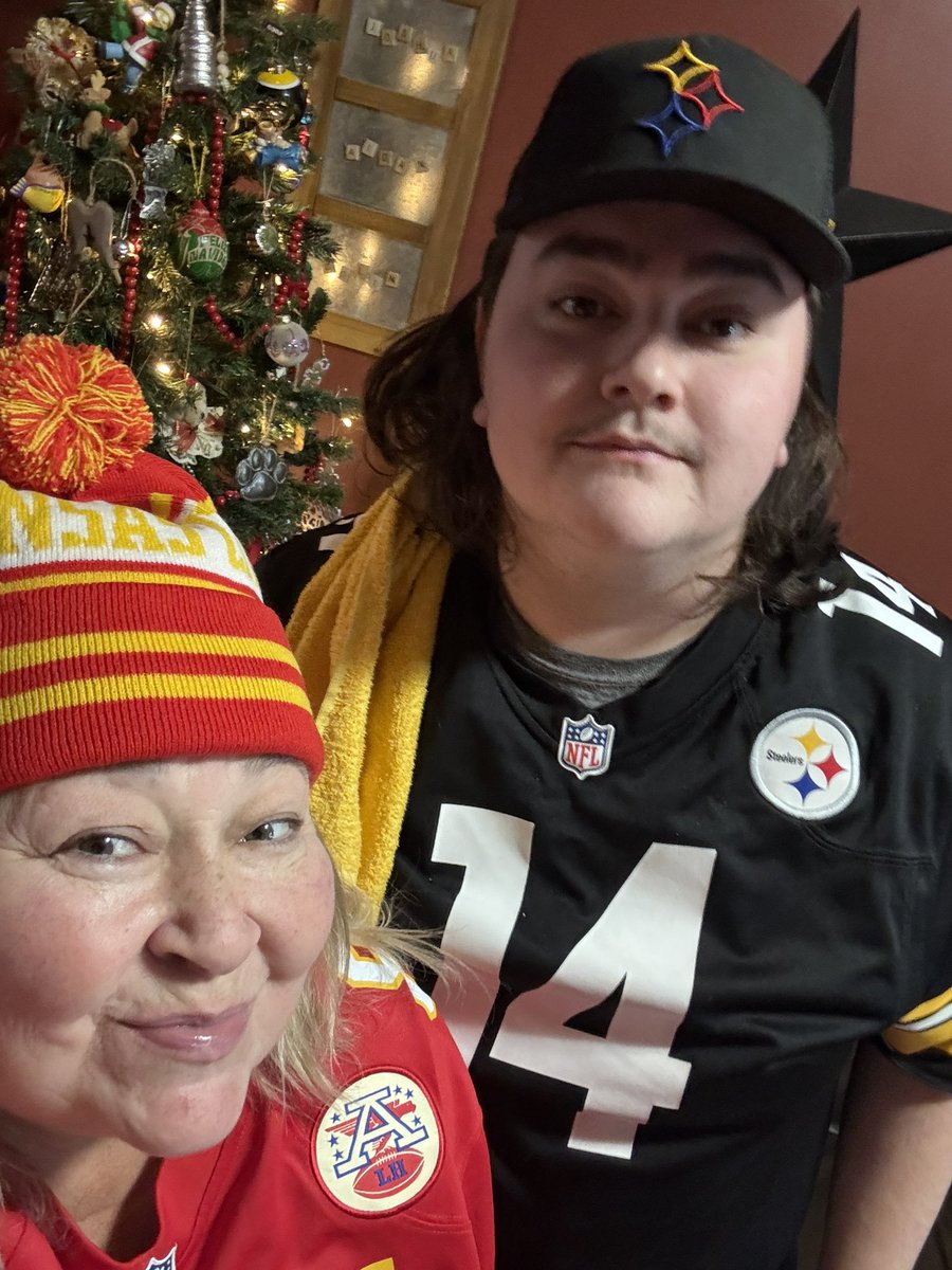 laurhell71's tweet photo. Christmas Day football in the house up in Hamilton ON Canada !! Mom and Son bonding!!! #NFLonNetflix 
#SteelersNation #ChiefsKingdom 
#MerryChristmas https://t.co/3VxOO9a79p