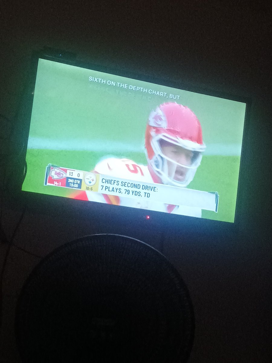 Yeyfre2's tweet photo. #NFLonNetflix With you in Colombia supporting KC https://t.co/B6Ldwert7I