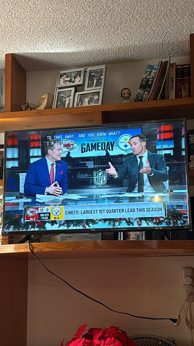 daniewithane__'s tweet photo. #HereWeGo #NFLonNetflix 
Form México 
@ScootHanson @drewbrees https://t.co/3fnLWZi6J4