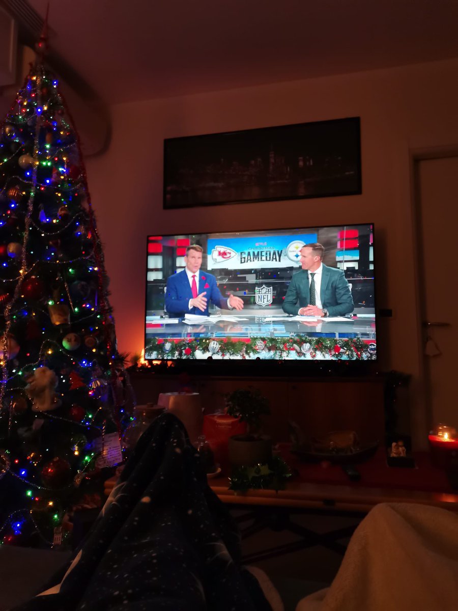 GioMyster's tweet photo. #MarryChristmas from Italy  🎄🤶🎅 #NFLenNetflix  sim&amp;gio #NFL https://t.co/yvfn3arsBf