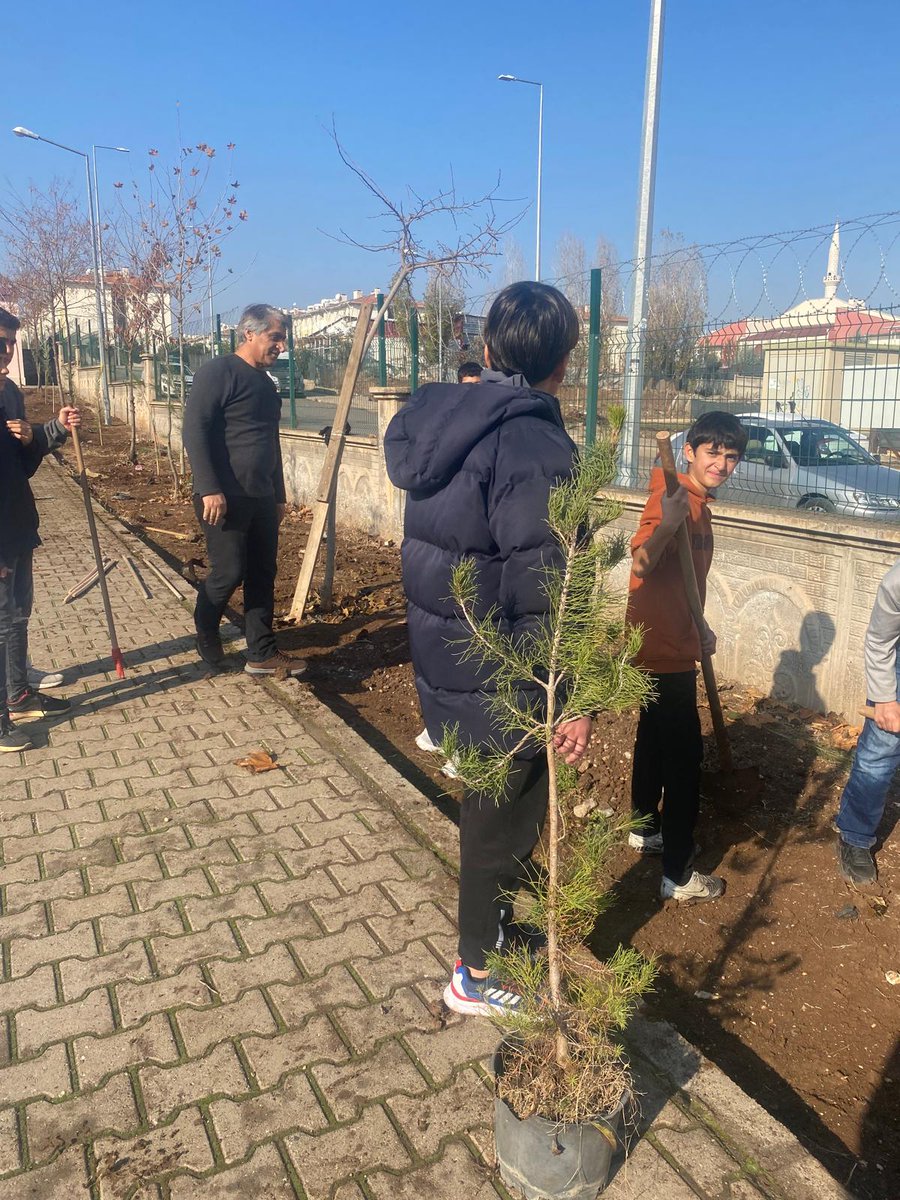 Sosyal sorumluluk projesi kapsamında okulumuzda öğrencilerimizle birlikte fidan diktik. Emeği geçen öğretmen, idareci ve öğrencilerimize teşekkür ederiz. <a href="/ronmer306/">Yılmaz Türk</a> <a href="/kayapinarmem/">Kayapınar İlçe Millî Eğitim Müdürlüğü</a> <a href="/Kayahansubasi/">Kayahan Subaşı</a> <a href="/makdogan0202/">Mahmut Akdoğan</a>