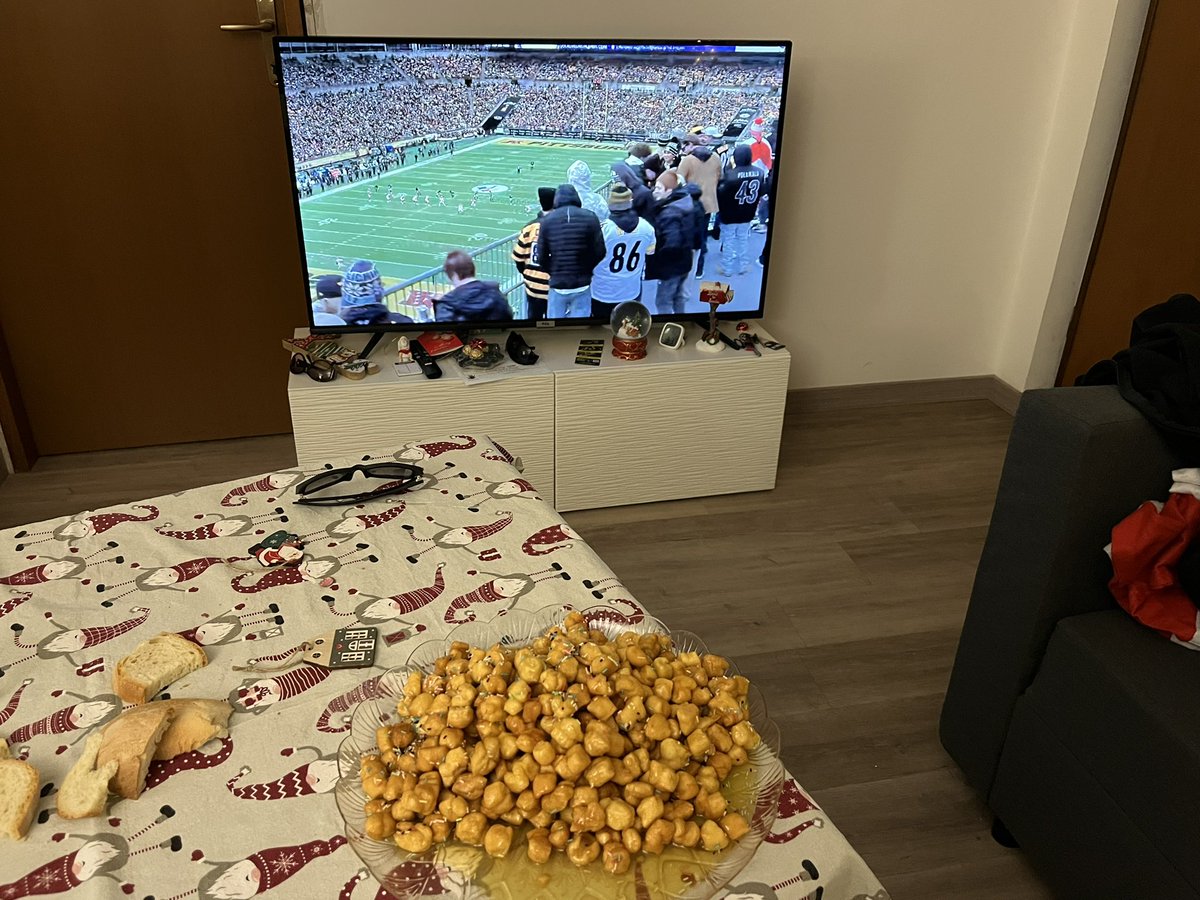 Sybelius's tweet image. Great game!!!! Go go go KC from Italy #NFLenNetflix