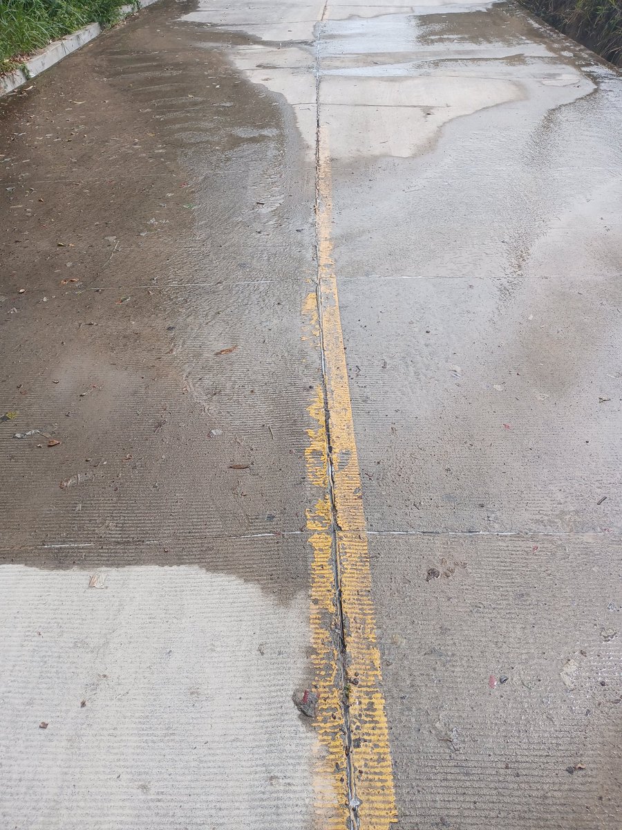 Buenas tardes <a href="/ANDASV/">ANDA</a> aqui les envio las fotos de la fuga de agua para que nos ayude a que arregle eso lo mas pronto posible porque sino puede hundirse la calle. Feliz navidad