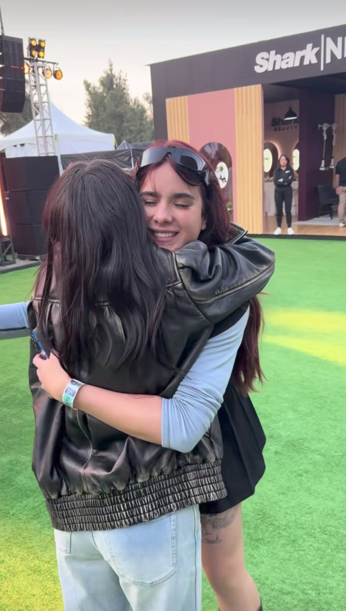 ingrid_930's tweet photo. Yo solo me pongo a pensar en lo mucho que un abrazo sincero y lleno de amor puede transmitir a la persona que uno ama... Hoy es un buen día para apapachar a los suyos #Garime #GalaMontes #KarimePindter https://t.co/TFnU3kAiQo