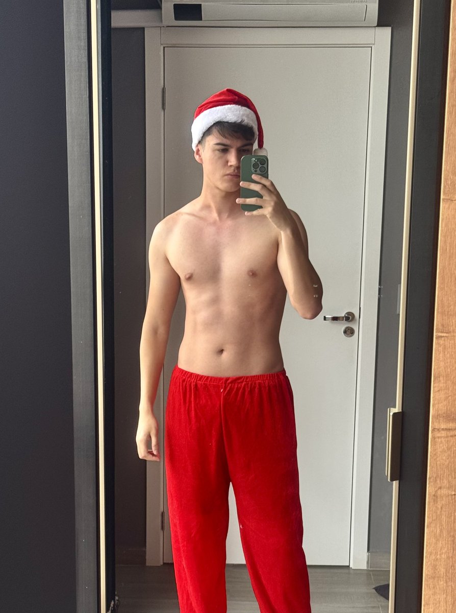 equisbacon's tweet photo. gravando uns conteudos de natal aqui, em breve disponivel https://t.co/oAfXWsKWTD
