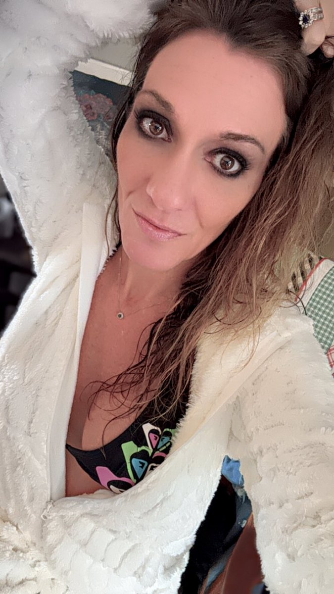 steph44sunset's tweet photo. Merry Christmas Boys and Girls … go be naughty ;) https://t.co/WuTEVmo8j1
