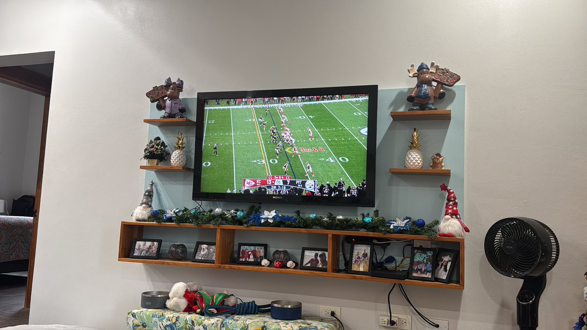 #NFLonNetflix <a href="/NFL/">NFL</a> <a href="/drewbrees/">Drew Brees</a> <a href="/netflix/">Netflix</a> <a href="/ScottHanson/">Scott Hanson</a> <a href="/NFLCanada/">NFL Canada</a> 

A few 🇨🇦’s watching in Corozal Belize 🇧🇿  

Let’s Go <a href="/Chiefs/">Kansas City Chiefs</a>