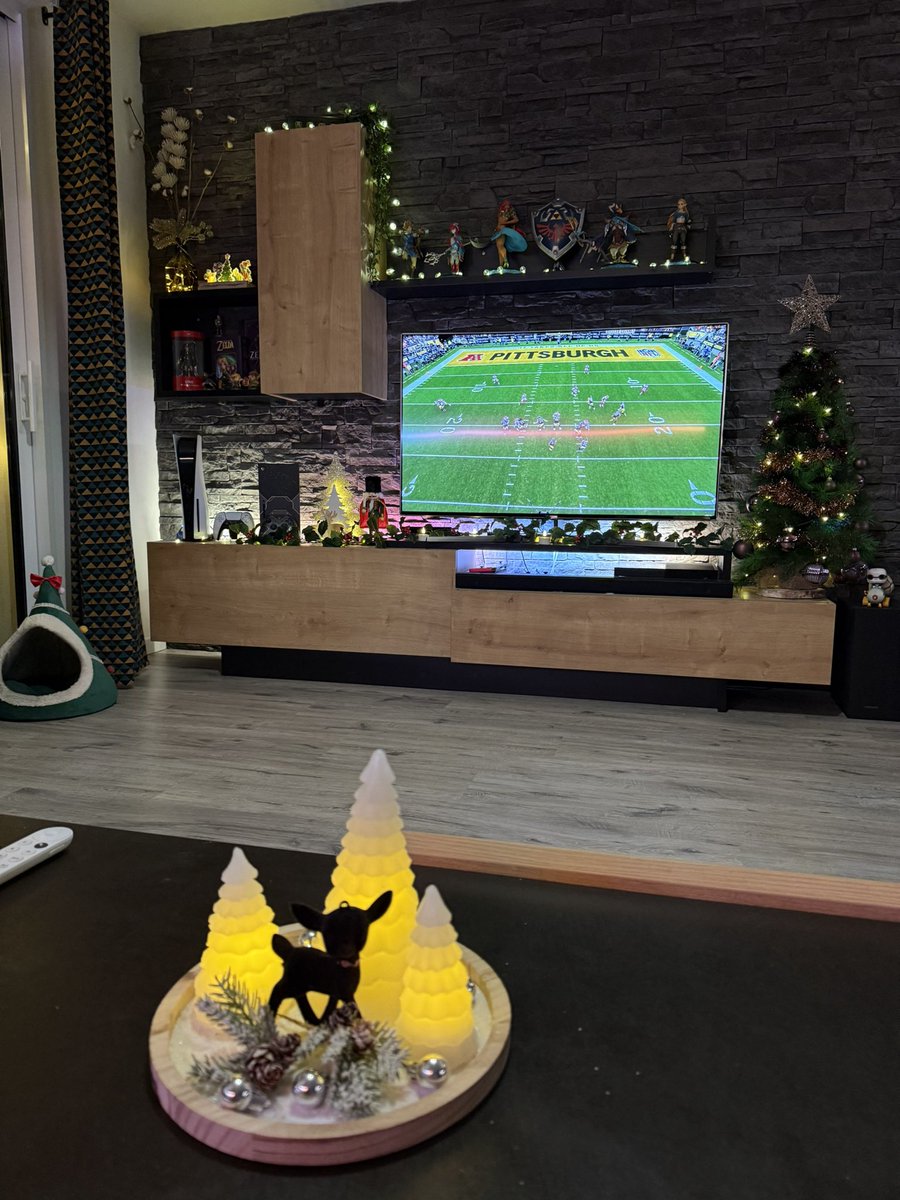 MrToon8's tweet photo. On termine cette soirée sur les deux match NFL #nflsurnetflix #nfl @NetflixFR https://t.co/MXannI3KuE