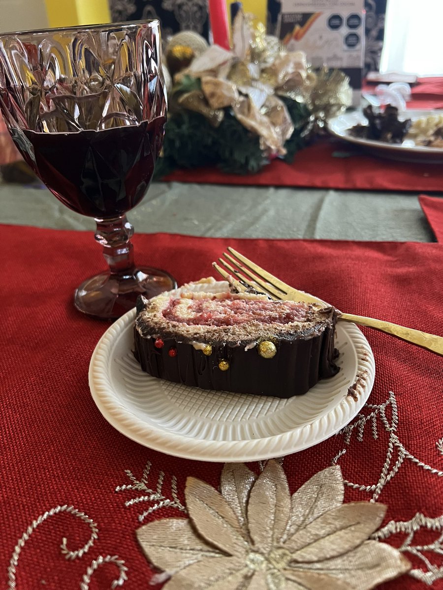 LaChoniitta's tweet image. Gustan? 

Ahora si en calma y en santa Paz, a endulzar  mi paladar, 👌😋 #troncoNavideño 
Delicia 😋 #TereCazola el mejor 🎄🍒❤️
#FelizNavidad 
##DulceMomento 
#Christmas 
#WonderfulTime 🙌🌲🙏❄️