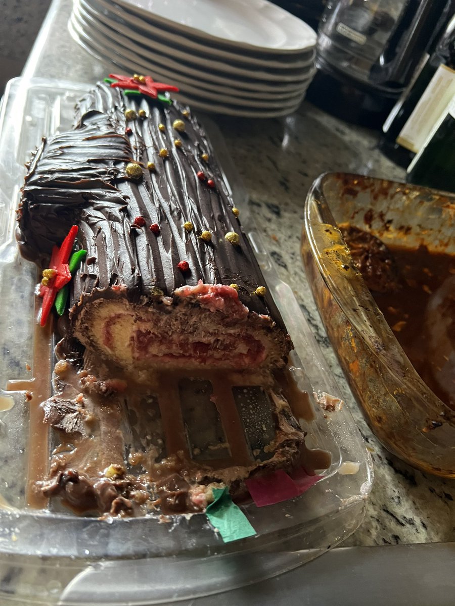 LaChoniitta's tweet image. Gustan? 

Ahora si en calma y en santa Paz, a endulzar  mi paladar, 👌😋 #troncoNavideño 
Delicia 😋 #TereCazola el mejor 🎄🍒❤️
#FelizNavidad 
##DulceMomento 
#Christmas 
#WonderfulTime 🙌🌲🙏❄️