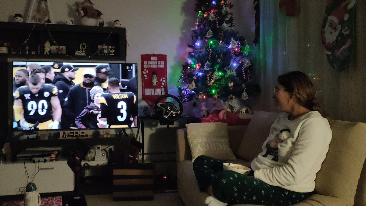 josemoreh's tweet photo. @drewbrees @ScottHanson @netflix @NFL Mexicans 🇲🇽 watching the Steelers from Paris... 🇨🇵 https://t.co/kIaqwyM9aj