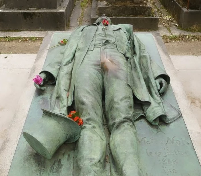 CementerioMi's tweet photo. Victor Noir, el hombre que atrae miles de mujeres después de muerto. La mujer que deja una flor en su estatua, lo besa en la boca y toca su miembro viril, consigue una gran vida sexual, aumenta su fertilidad o encuentra marido en menos de un año. Asesinado en 1869 https://t.co/I3Q2okd7OW