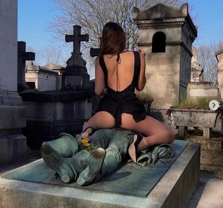 CementerioMi's tweet photo. Victor Noir, el hombre que atrae miles de mujeres después de muerto. La mujer que deja una flor en su estatua, lo besa en la boca y toca su miembro viril, consigue una gran vida sexual, aumenta su fertilidad o encuentra marido en menos de un año. Asesinado en 1869 https://t.co/I3Q2okd7OW