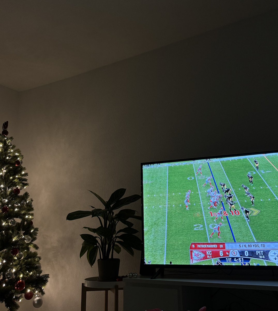 robinraise's tweet photo. tuning in from Germany 🇩🇪 from my new apartment #NFLonNetflix #NFL  #NFLenNetflix @netflix @NFL @NetflixTudum https://t.co/PLAtv5upBW