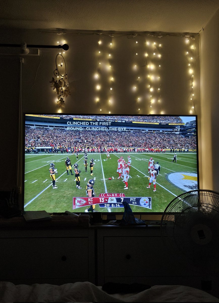 Ekwth's tweet photo. Let's gooo! 🇬🇧 #KCvsPIT #NFL https://t.co/o3BE1drcRc