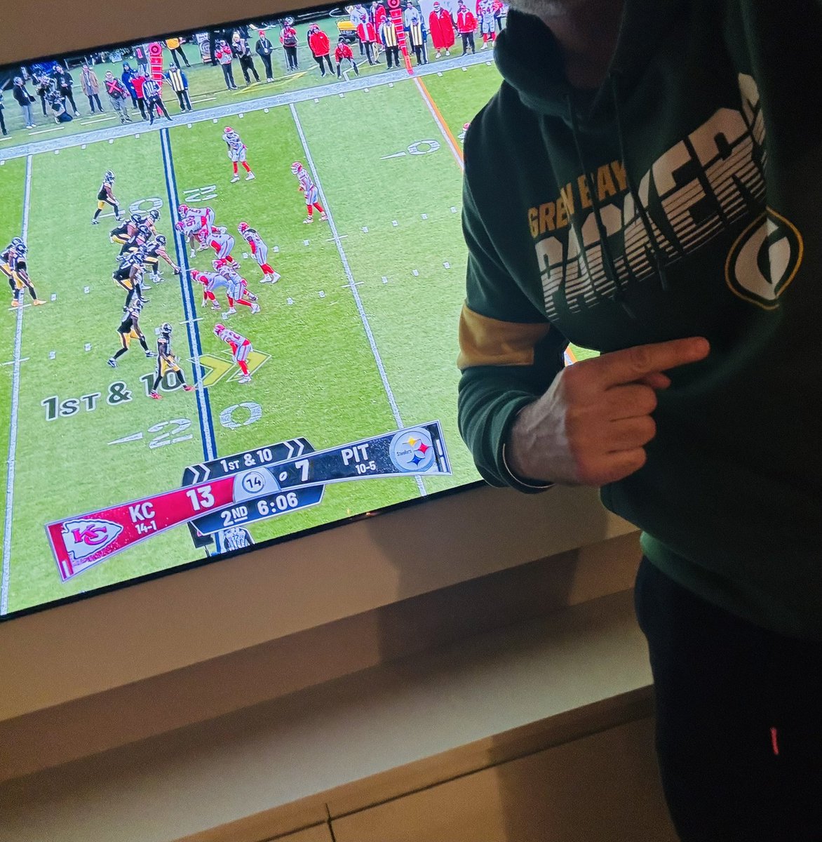 Watching #NFLonNetflix <a href="/ScottHanson/">Scott Hanson</a> <a href="/drewbrees/">Drew Brees</a> <a href="/NFL/">NFL</a> Go Pack Go always 🧀 from Milan, Italy 🇮🇹
