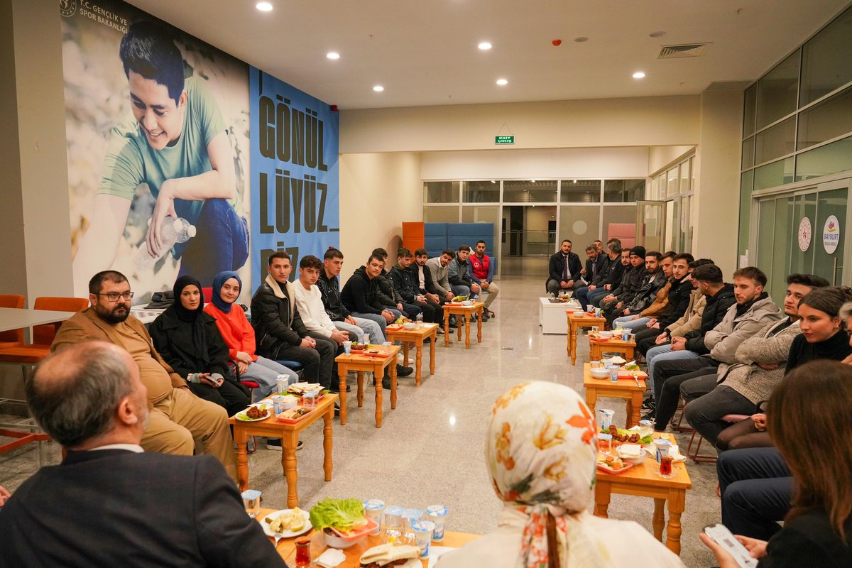 MutluTurkmen's tweet photo. Harkiv Devlet Beden Eğitimi Akademisi Rektör Yardımcısı Prof. Oleg Olkhovyy’nin katılımlarıyla Genç Ofis’te düzenlediğimiz çay sohbetinde uluslararası öğrencilerimizle buluştuk. 

“Dünyanın Tüm Renklerini” içeren kapsayıcı eğitim politikamız, üniversitelerin var oluş gerekçesi olan üniversal kimliğimizin en güçlü desteklerinden biri. 

Sloganımız ise şu; “Bayburt’a iz bırakın ki sizden sonrakiler burada kendilerinden bir şeyler bulsunlar. Sizde izimiz kalsın ki dünyanın her yerinde Bayburt’tan bir şeyler bulalım.”