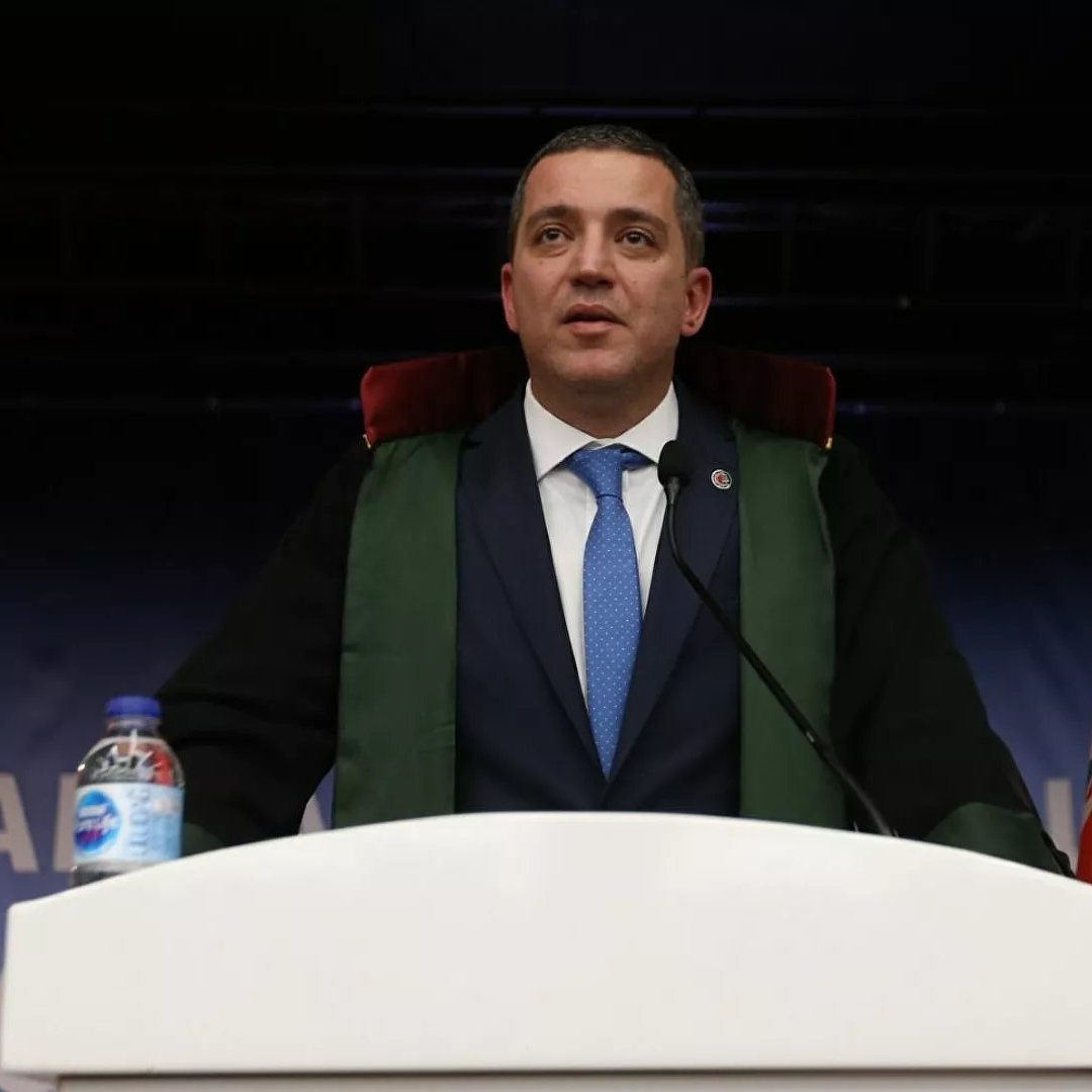 ___Cavus__Esra_'s tweet photo. Bu kişi, 

Kılıç kaldıran Teğmenlerin Avukatlığını üstlenen
Türkiye Barolar Birliği Başkanı Erinç Sağkan.

Bu zat;
Başörtüsü düzenlemesi için "Laikliğe aykırı" 

DHKP-C'li Helin Bölek'in ölümü için "Çok üzgünüz" demişti.

Mustafa Kemal'in Askerleri õyle mi? 

Yersen! https://t.co/ZLnezhLtpV