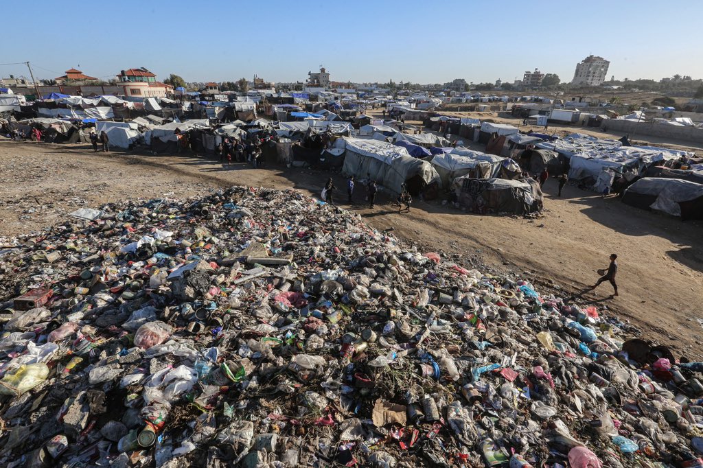 AbujomaaGaza's tweet photo. Displacement camp adjacent to landfill west of #Gaza_City! 

Imagine how many children are living here where there is no:
👉🏼hygiene 
👉🏼sanitation system
👉🏼clean water, or
👉🏼shoes https://t.co/TcGKzRlvOy