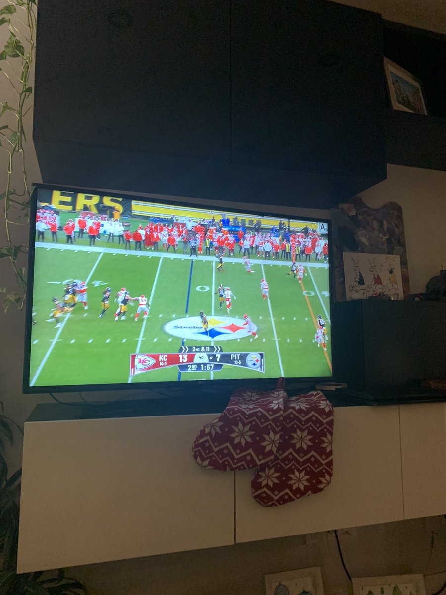 lucille414's tweet photo. So excited to watch #NFLonNetflix from Madrid 🇪🇸!  #Newtradition 🙌🏻 @ScottHanson @drewbrees Transplants from Florida! @_GeorgePickens #UGAFootball #FelizNavidad #Housedivided https://t.co/CG7LOtv6Dx