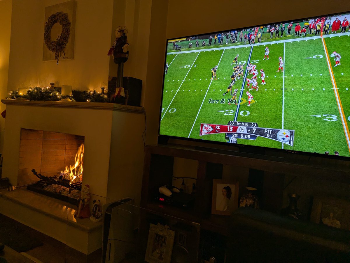 Here we go! Steelers for the win! Merry Christmas from Athens, Greece! <a href="/NFL/">NFL</a> <a href="/NetflixGR/">Netflix Greece</a> #NFLonChristmas #NFLonNetflix