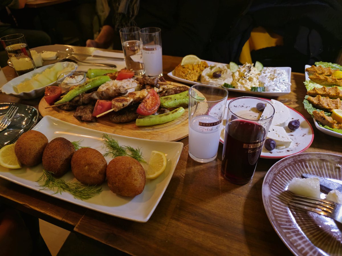 Selam Dostlar.. 

Bu akşam da soframizi kurduk bakalim. 

Hadi yorumlarda buluşalim. Bu sefer boş geçmek yok. 

3 şansliya ikramimiz olur..