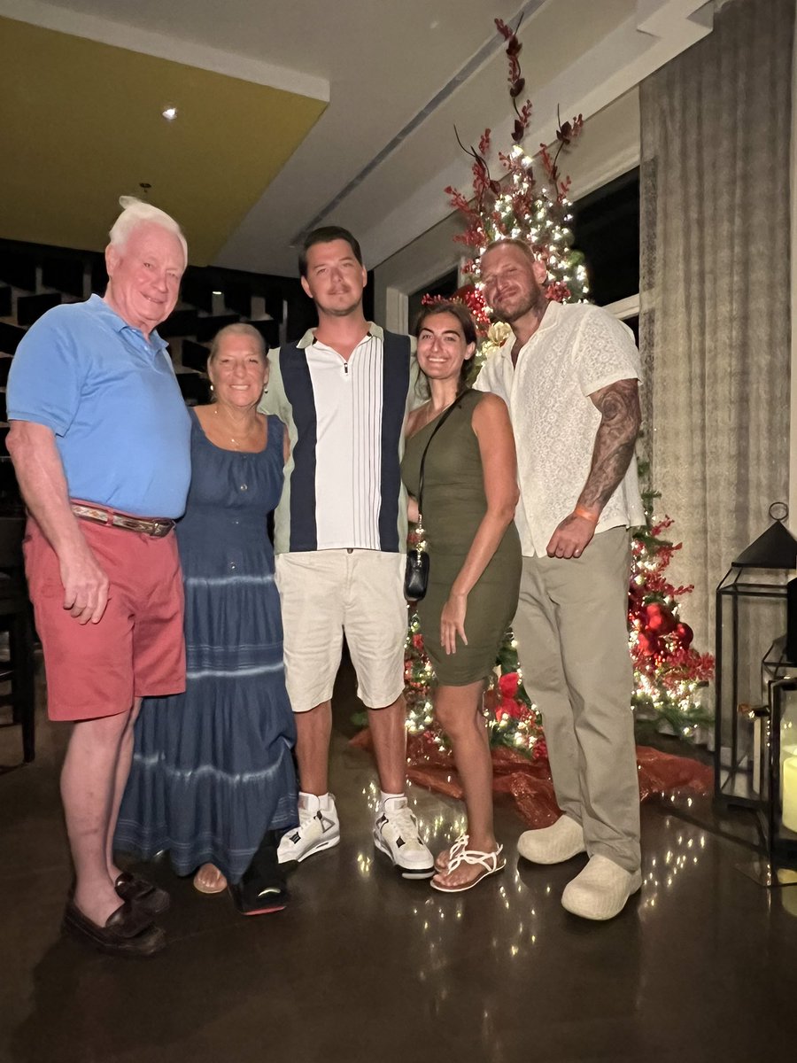 Merry Christmas from the Golden family 🎄♥️🎊🎉🎁🍾