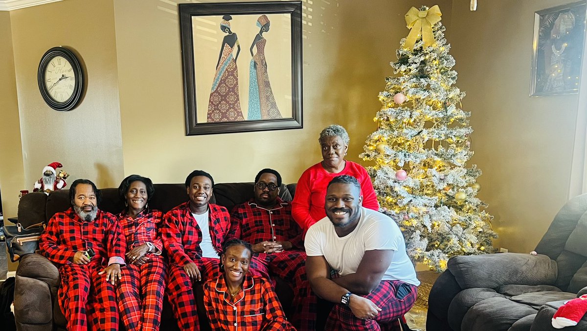 ggarn9107's tweet image. Merry Christmas from my family to yours.🙏🏿🎄❤️
#MatchingPjs
#PraisesToTheMostHighest