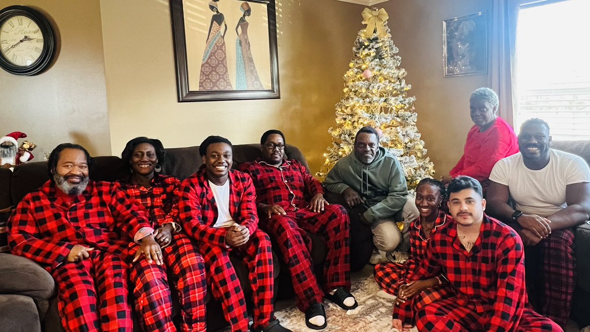 ggarn9107's tweet image. Merry Christmas from my family to yours.🙏🏿🎄❤️
#MatchingPjs
#PraisesToTheMostHighest