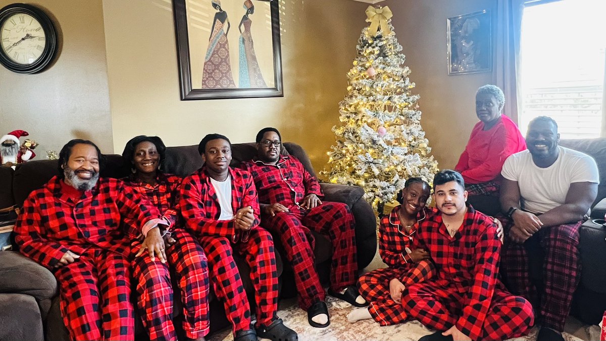 ggarn9107's tweet image. Merry Christmas from my family to yours.🙏🏿🎄❤️
#MatchingPjs
#PraisesToTheMostHighest