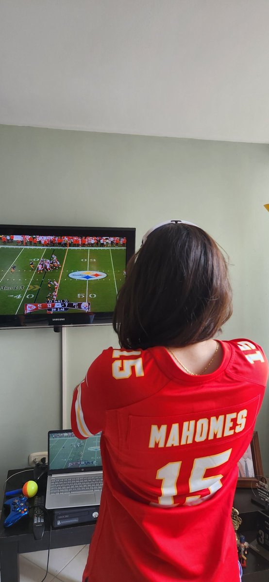 NilsonVera's tweet photo. @NFL Viendo Christmas game day desde Colombia, mi hija fan de los Chiefs #NFLenNetflix #NFL Vamos @Chiefs ! #ChiefsvsSteelers https://t.co/uVxJuivv43