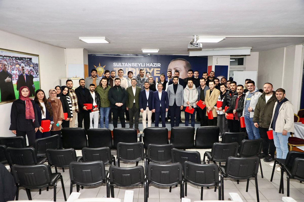 AK Parti Sultanbeyli 8. Olağan İlçe Kongresi öncesi, İlçe Gençlik Kolları Başkanlığı’mızın Yönetimine ve Mahalle Başkanlarına teşekkür plaketlerini teslim ettik.

İl Gençlik Kolları Başkan Yardımcımız Sn. Tolunay Kutluay, İl Gençlik Kolları Yönetim Kurulu Üyemiz Sn. Hamza